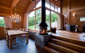 13-Salon cheminée Guest House Domancy Tema Architectes